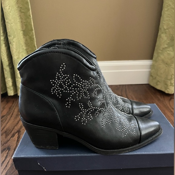 American Eagle Black Western Style Boots with Studded Design. Size 8